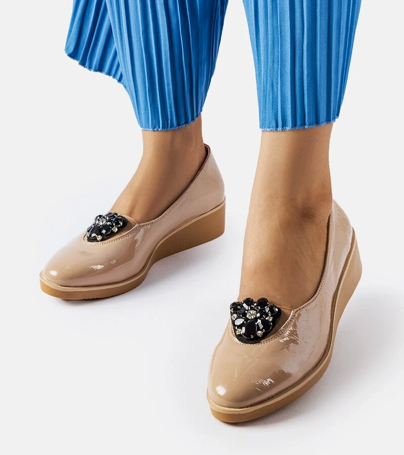 Smėlio spalvos lakuotos balerinos su papuošimu „Mellori“