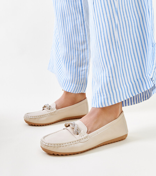 Smėlio spalvos mokasinai, puošti kalnų krištolu Adiba