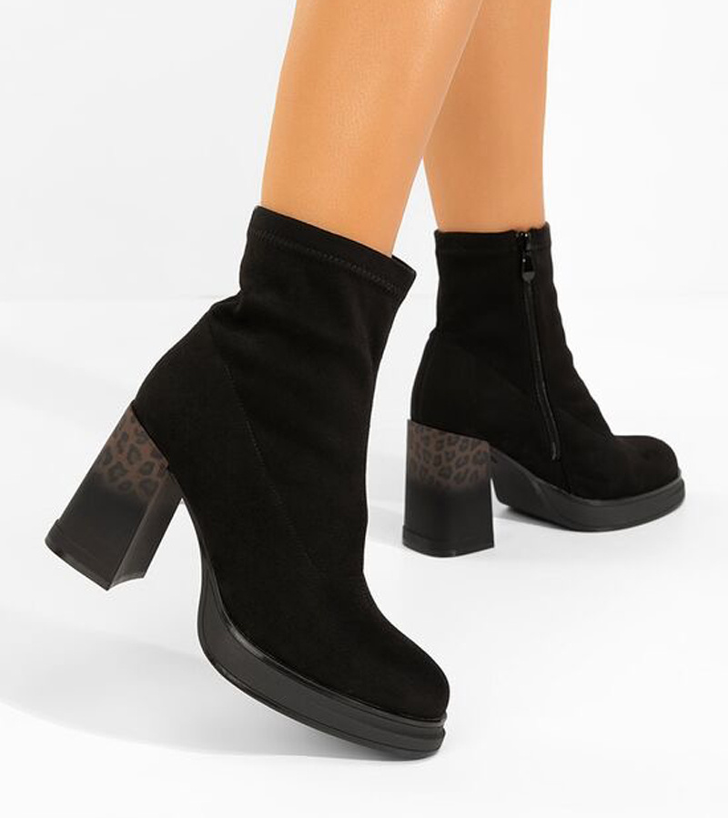 Juodi aulinukai ant stulpo kulno, papuošto leopardiniu raštu Delora