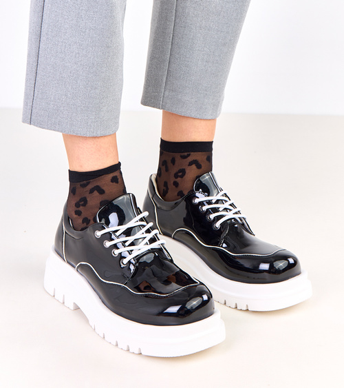 Juodi masyvų padą turintys bateliai „Cheshire“