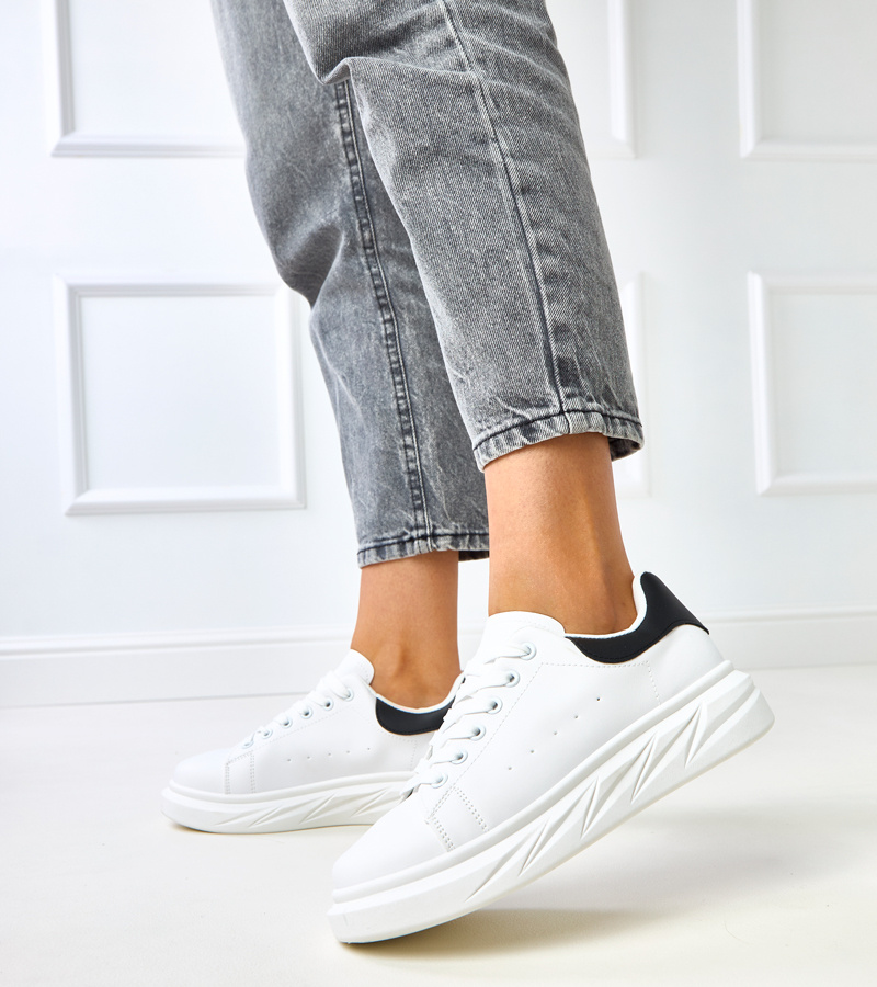 Juodai balti sportbačiai ant platformos „Rosier“