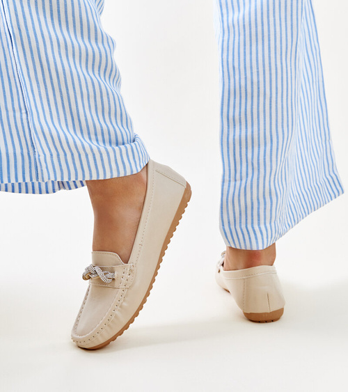 Smėlio spalvos mokasinai, puošti kalnų krištolu Adiba