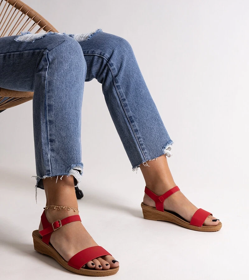 Raudoni eko odos sandalai Makdaka