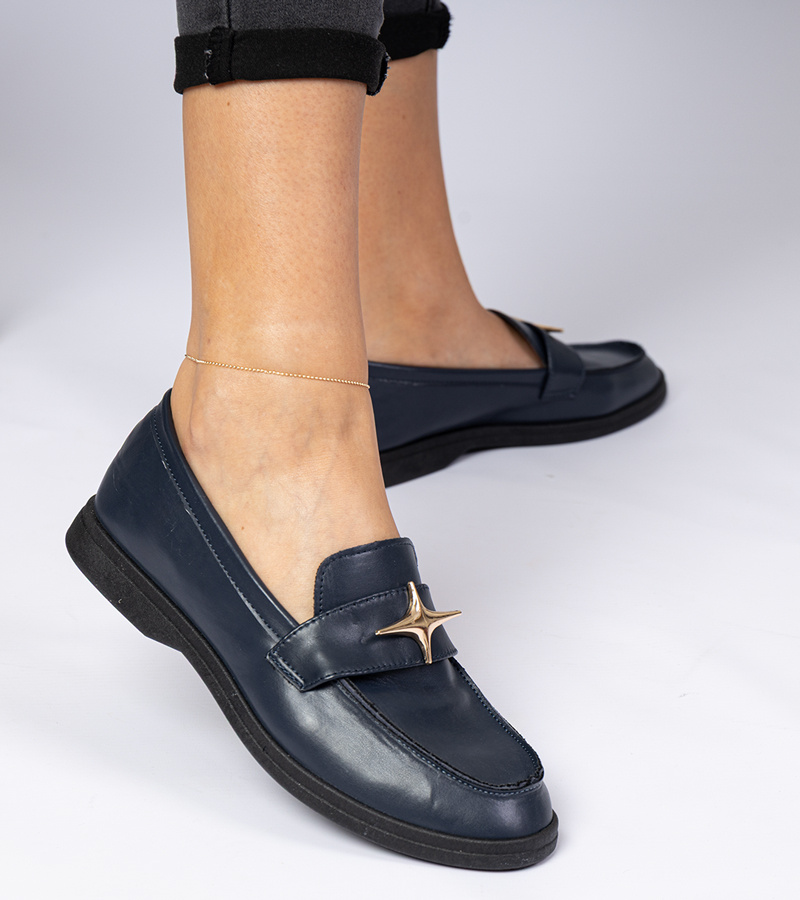 Tamsiai mėlyni moteriški mokasinai su auksine puošmena Senna