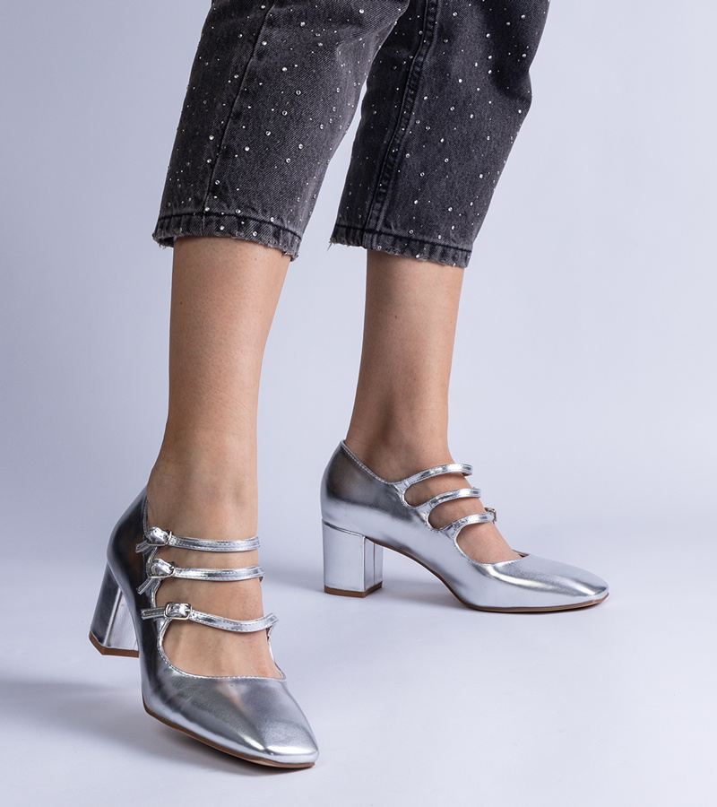 Sidabriniai aukštakulniai su dekoratyviais sagtelėmis Izida