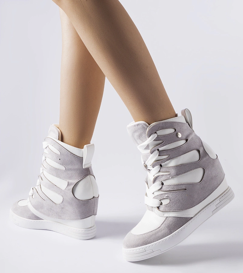 Baltai pilki sportiniai bateliai ant platformos Pantaleone