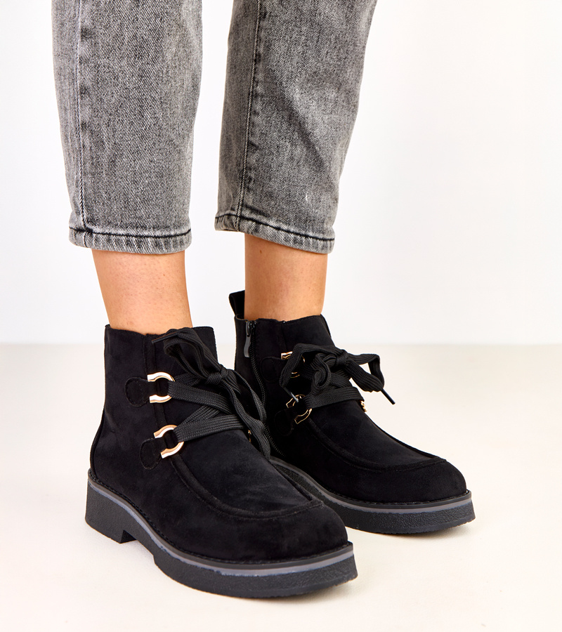 Juodi pašiltinti aulinukai su dekoratyviais raišteliais Katrins