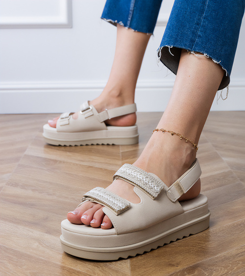 Smėlio spalvos sandalai su siuvinėtomis dirželiais ant platformos Jenisej