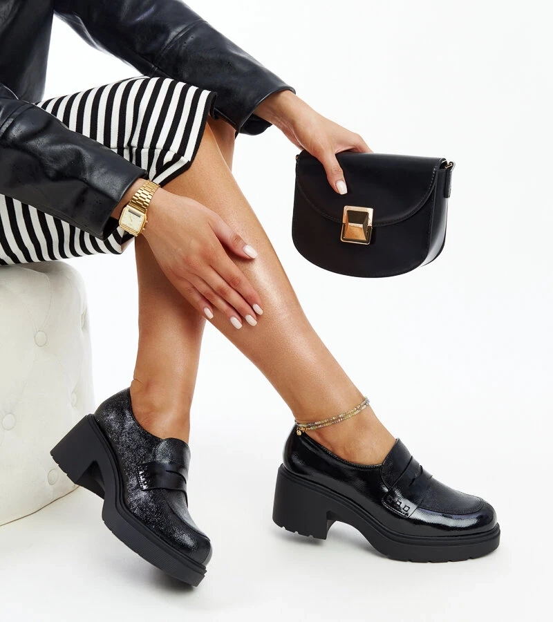 Juodi lakiniai bateliai ant storo kulno Sanelma