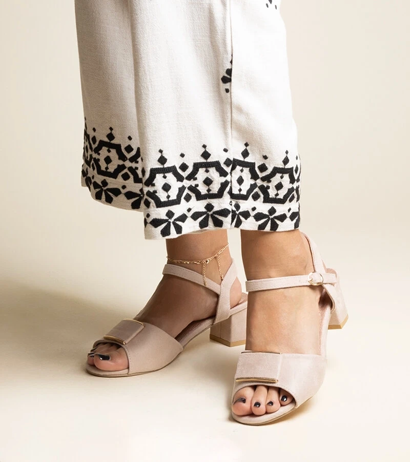 Smėlio spalvos basutės ant žemo kulniuko Frederica