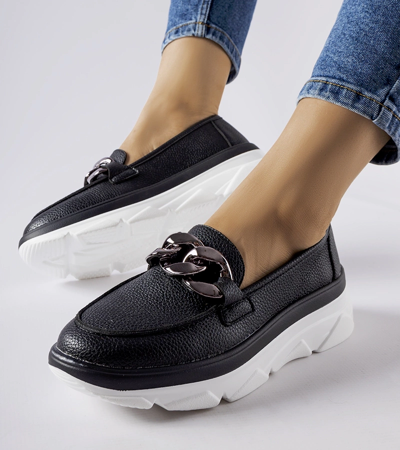 Juodi mokasinai su grandine Vinceza