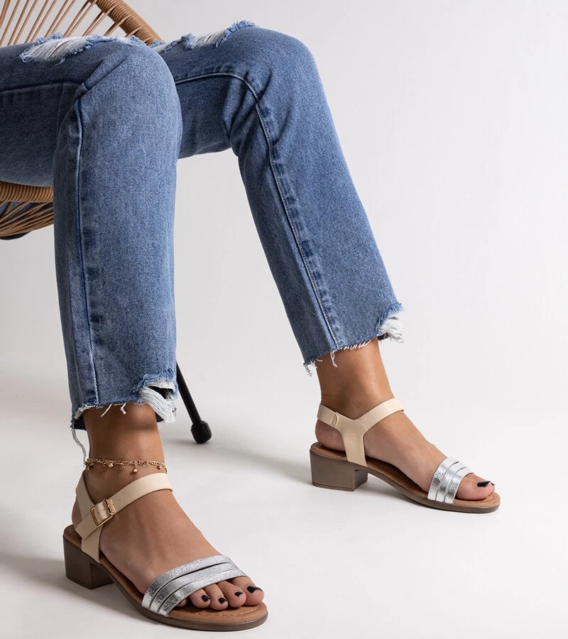 Sidabriniai žemi kulniukai „Salsabi“ sandalai