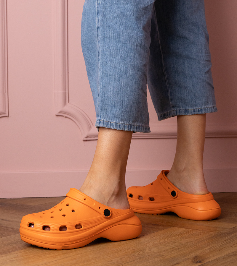 Oranžiniai uždari klumpiai ant platformos „Kameris“