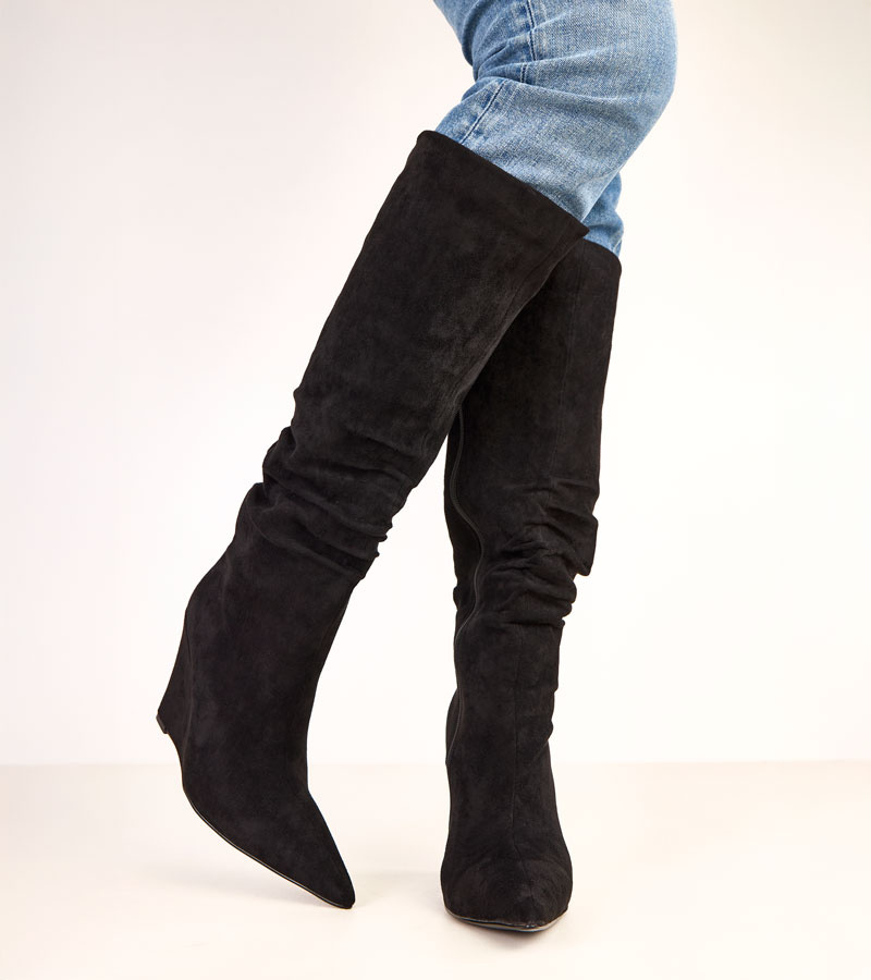 Juodi ilgaauliai batai ant siauro paaukštinto pado Asena