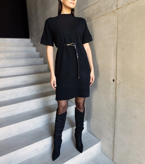 Juoda vidutinio ilgio suknelė su subtiliu Dustino dirželiu