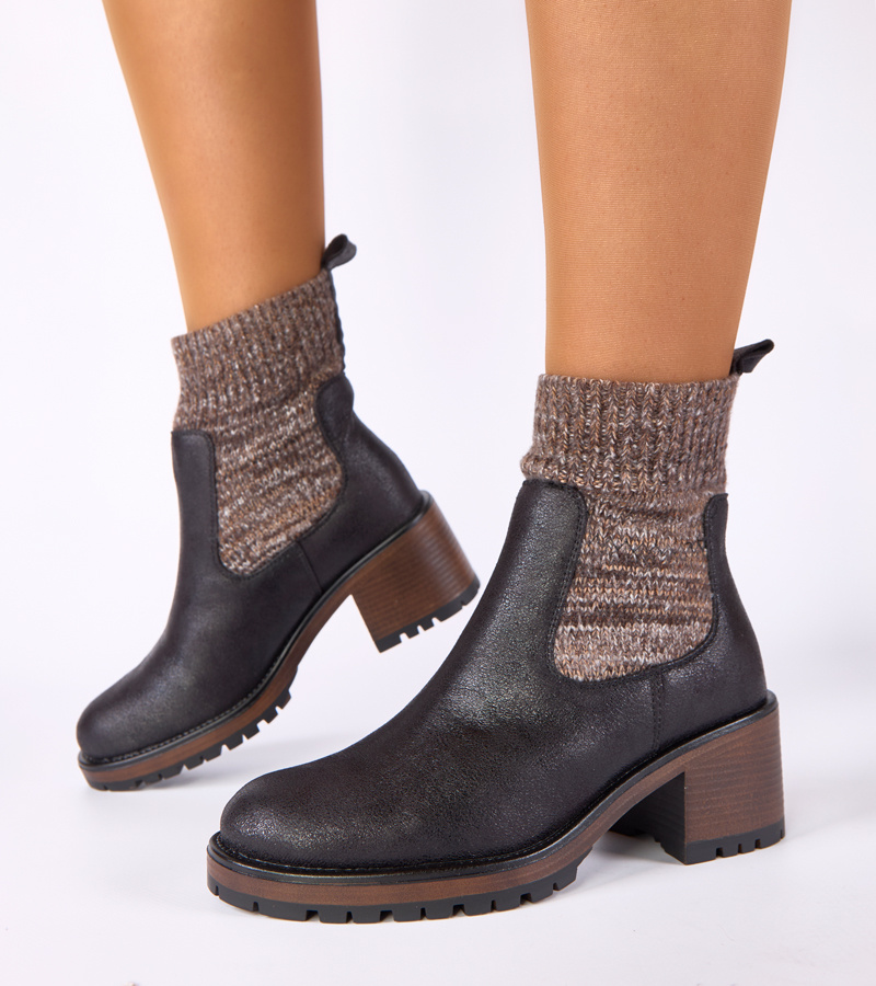 Juodi aulinukai ant blokinio kulno su kojinės tipo aulu Lisa