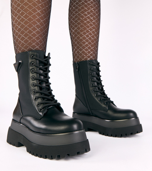 Juodi matiniai aulinukai ant platformos Lassi