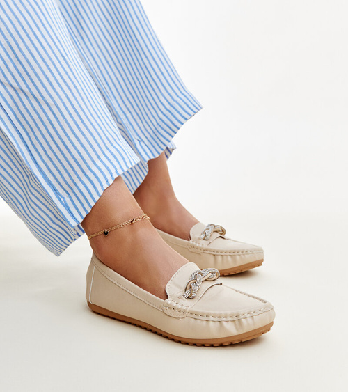 Smėlio spalvos mokasinai, puošti kalnų krištolu Adiba