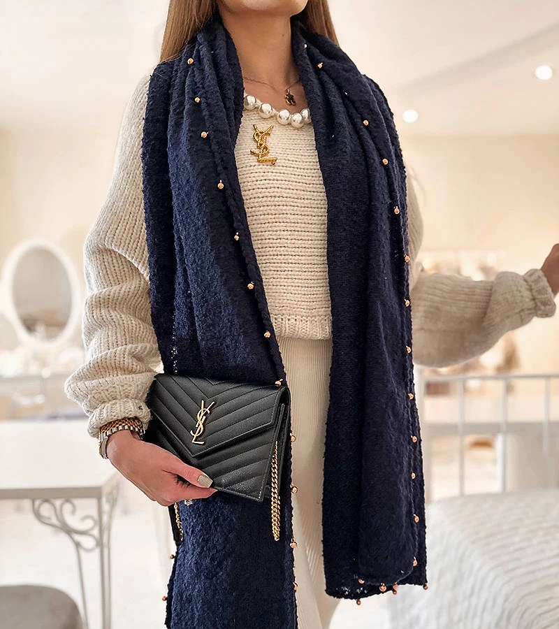 Tamsiai mėlynas šalikas su auksiniais karoliukais Yvonne