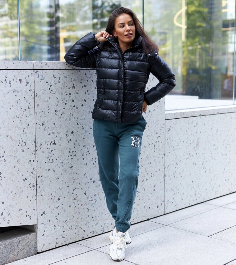 Juoda blizganti Berta striukė