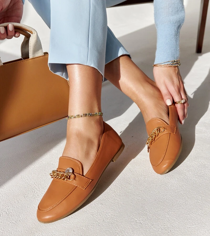 Scaletta šilti rudi mokasinai su grandinėle