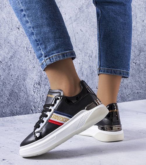 Juodi batai su lakuotomis detalėmis Annot