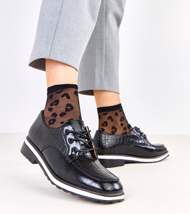 Juodi įspausti kvadratiniai priekiai bateliai „Kerawa“