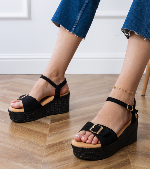 Juodi moteriški sandalai su dekoratyvia sagtimi Sarni