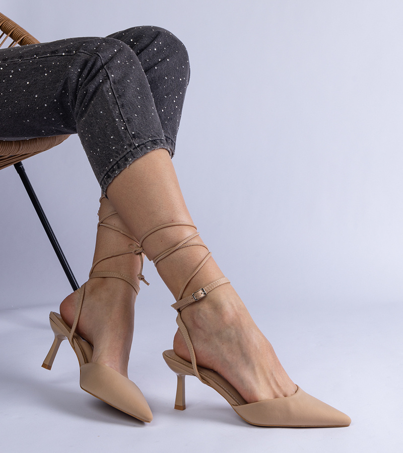 Smėlio spalvos aukštakulniai su atvira kulna, raišteliais aplink kulkšnį Viktoriada