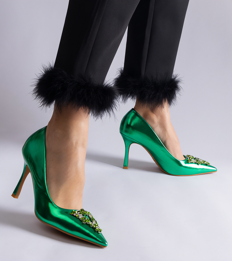 Žali lakuoti aukštakulniai papuošti kalnų krištolu Almana