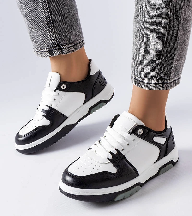 Juodi sportbačiai ant platformos Kristie