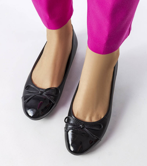 Juodi baleriniai bateliai su lakuotu priekiniu auliuku Despins