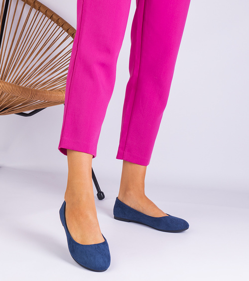 Tamsiai mėlynos zomšinės moteriškos balerinos su kaspinu Ingera