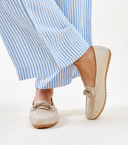 Smėlio spalvos mokasinai, puošti kalnų krištolu Adiba