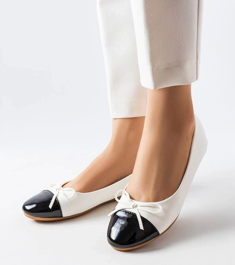 Balti balerinos su lakuotu priekiniu auliuku Despins