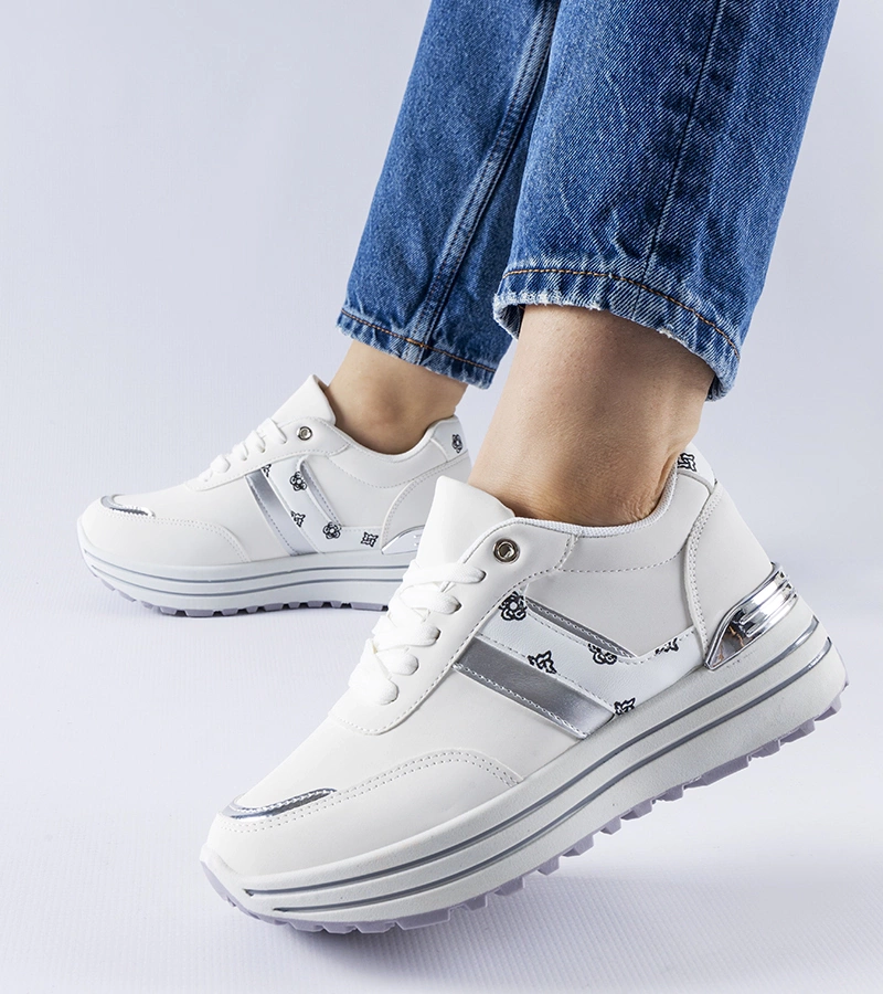 Balti sportbačiai ant platformos Provinciale