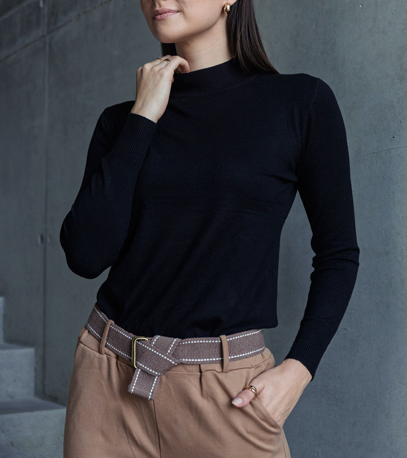 Juodas klasikinis laisvo kirpimo megztinis Essana