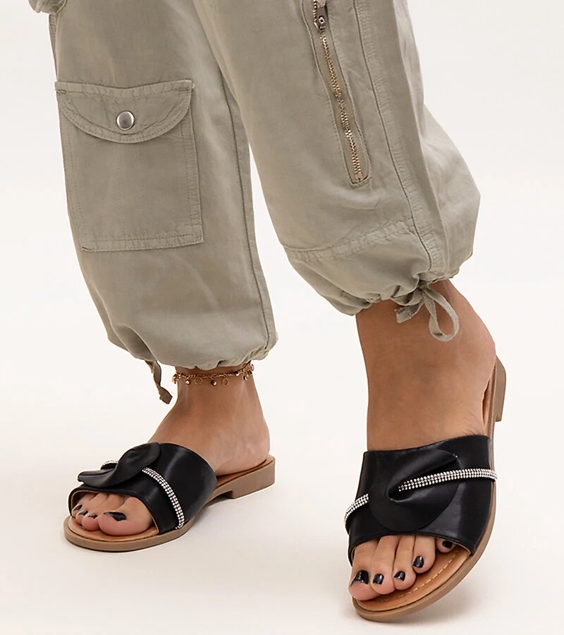 Zirkonais puošta Amari juostelėta kepuraitė