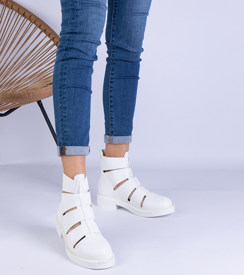 Balti dirbtinės odos aulinukai su iškirpimais ant plokščio kulno „Kalipso“