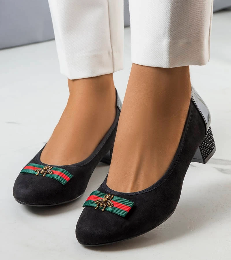 Juodi aukštakulniai Manelia