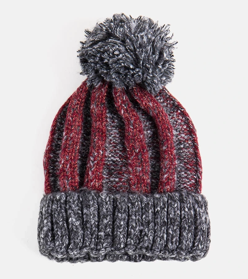 Juoda kepurė su bumbulu Cormil