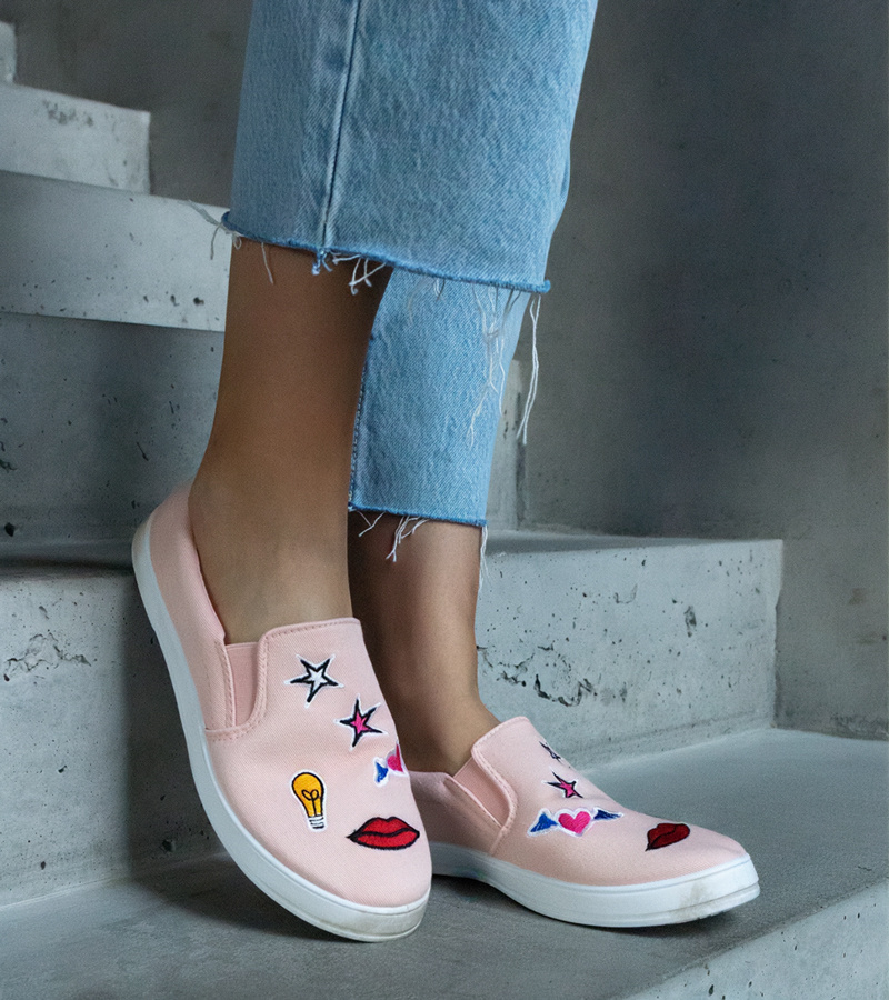 Rožiniai medžiaginiai sportbačiai su aplikacijomis Anais