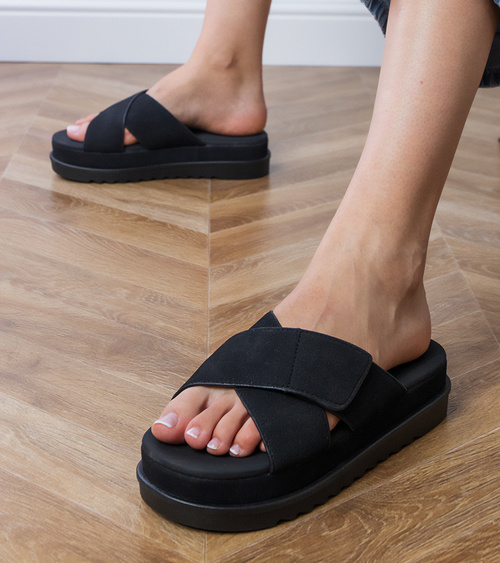 Juodos šlepetės su dirželiais ant platformos Juko