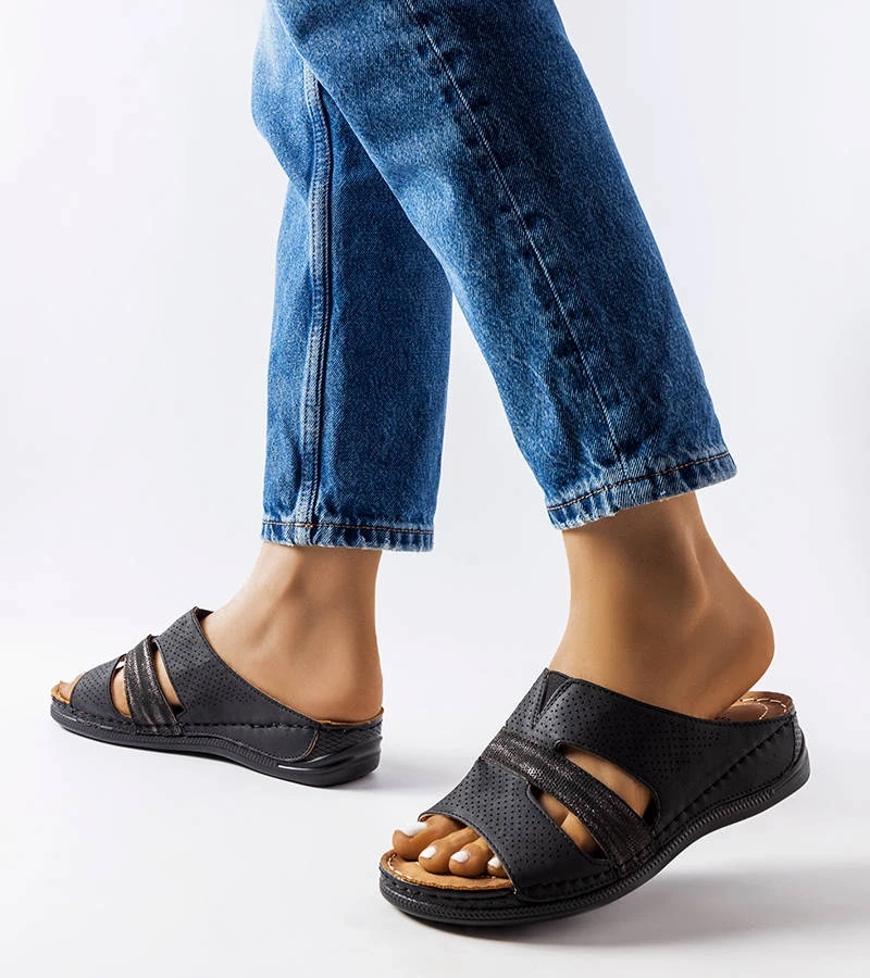 Juodi lengvi klumpiai ant platformos Oliwia