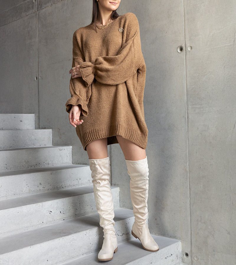 Ruda ilga megzta suknelė su raukštėtomis rankovėmis Najeta