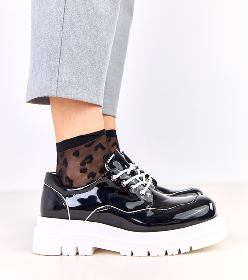 Juodi masyvų padą turintys bateliai „Cheshire“