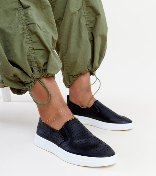 Juodi ažūriniai įspiriami sportbačiai Dafina