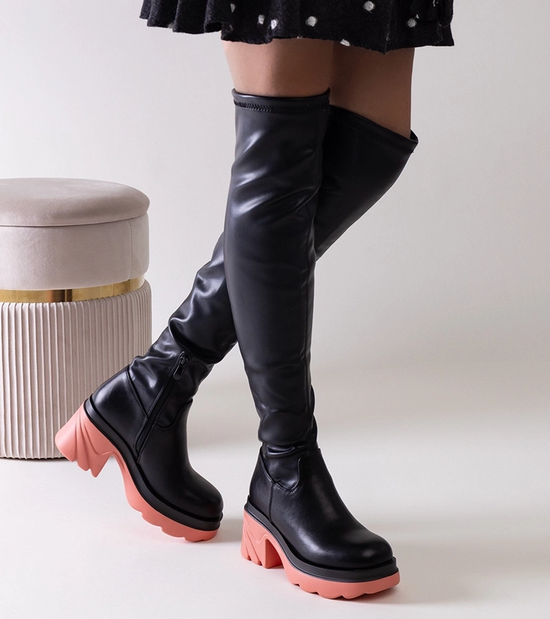 Juodi pašiltinti auliniai batai ant masyvaus kulno Meragomi