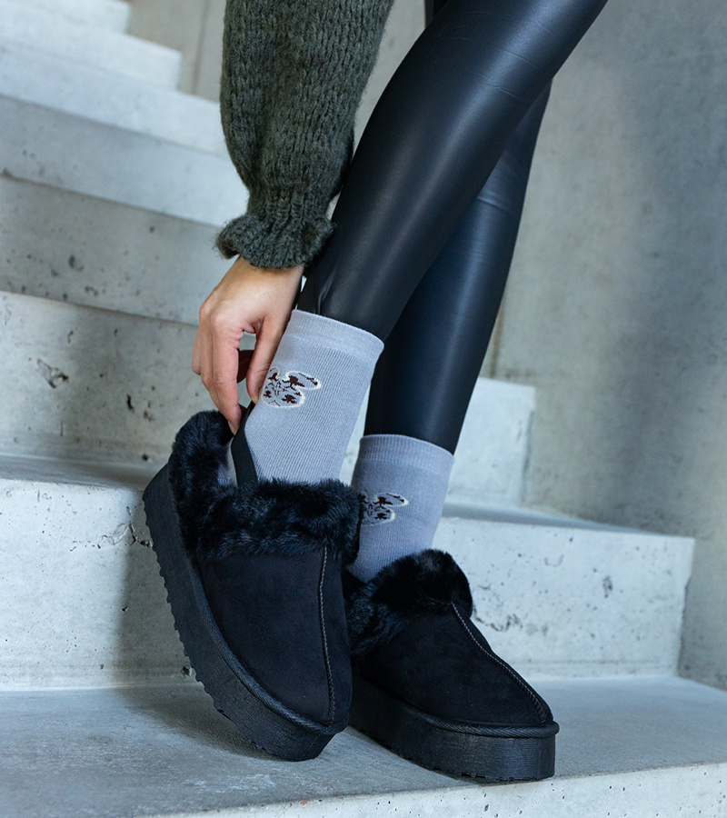 Juodi šlepetės papuoštos kailiuku ir su guma ties kulnu Frank