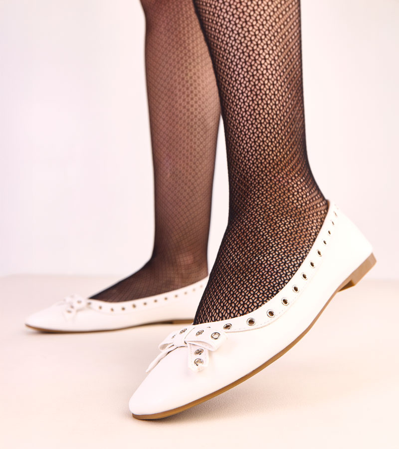 Baltos balerinos su dekoratyvinėmis skylutėmis ir kaspinu Baisa